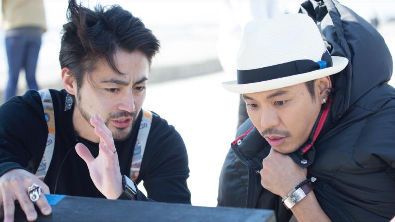 「恋のはじまり」MVの監督を務める山田孝之（左）とTEE（右）。