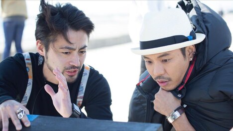 左から山田孝之、TEE。