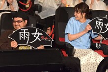 サプライズで座席が揺れ動き、驚く清水崇と清野菜名。