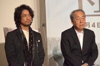 「団地」完成報告会見の様子。