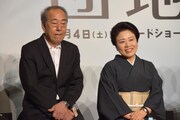 「団地」完成報告会見の様子。