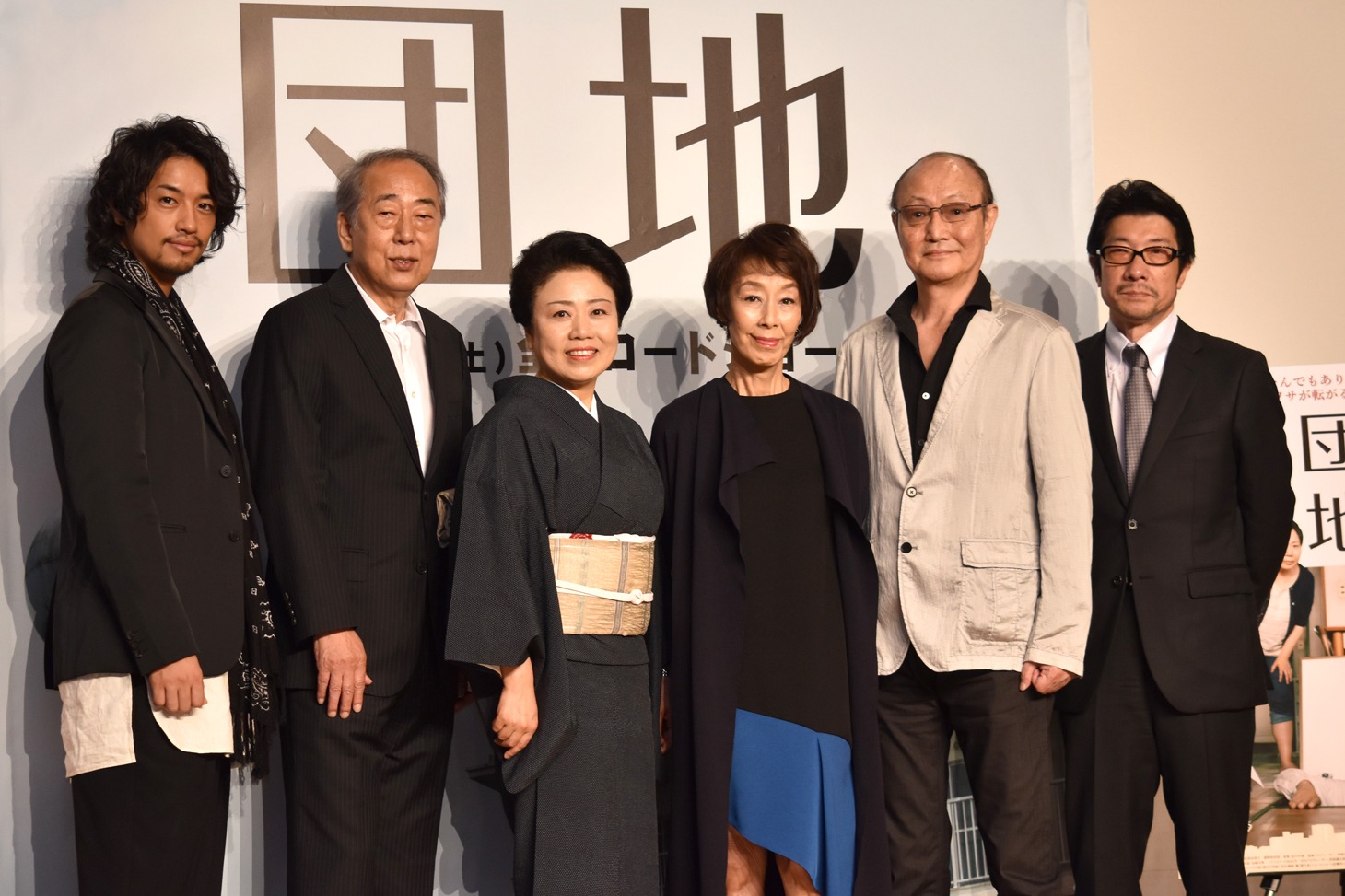 「団地」完成報告会見の様子。