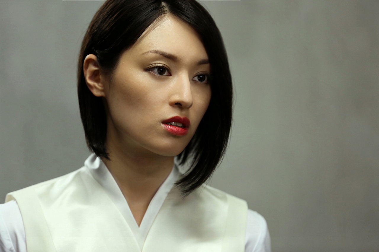 「秘密 THE TOP SECRET」より、栗山千明演じる三好雪子。
