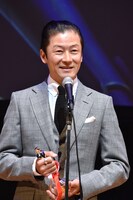 喜びを語る浅野忠信。