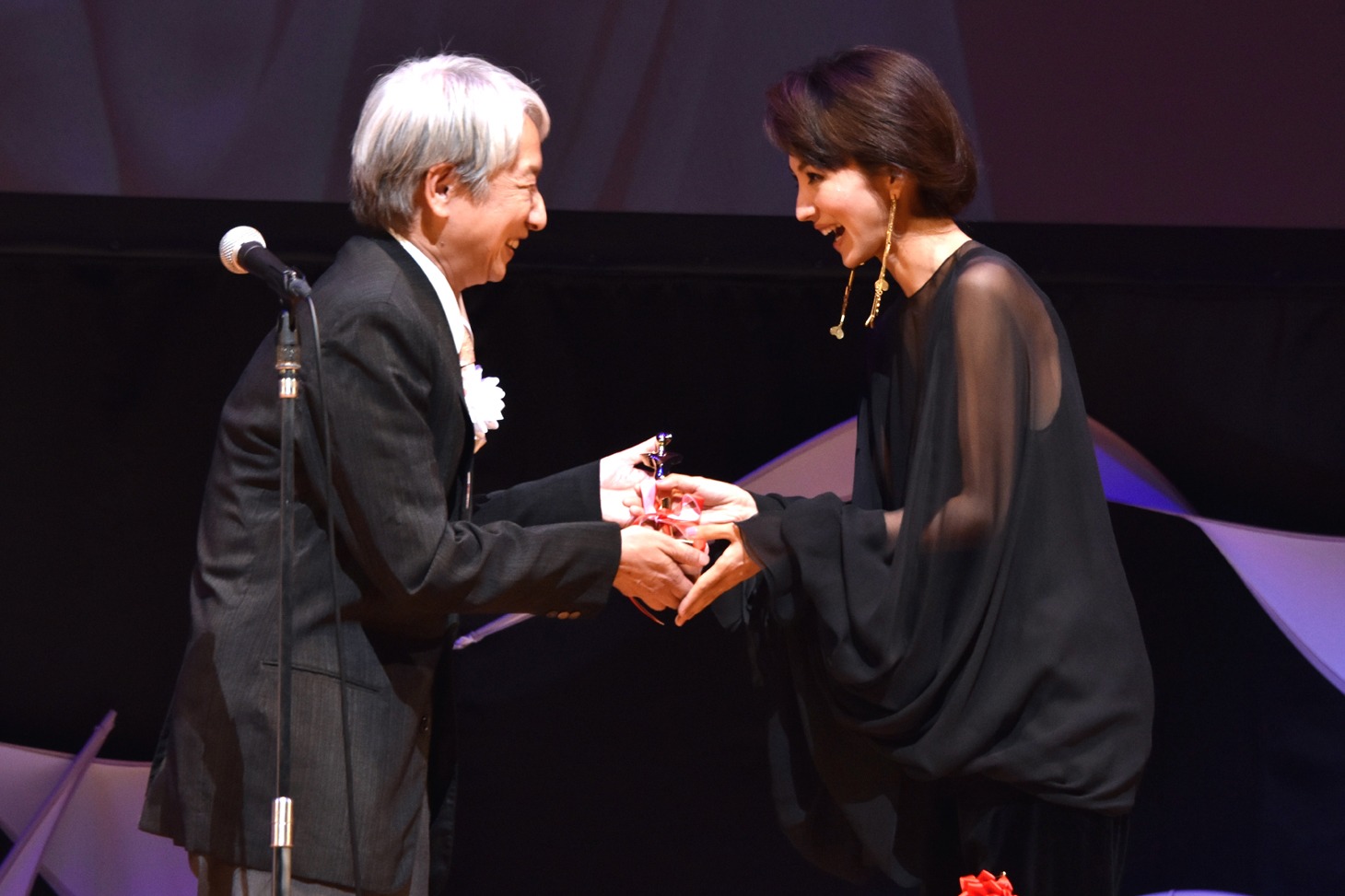 第25回日本映画批評家大賞実写部門の授賞式の様子。