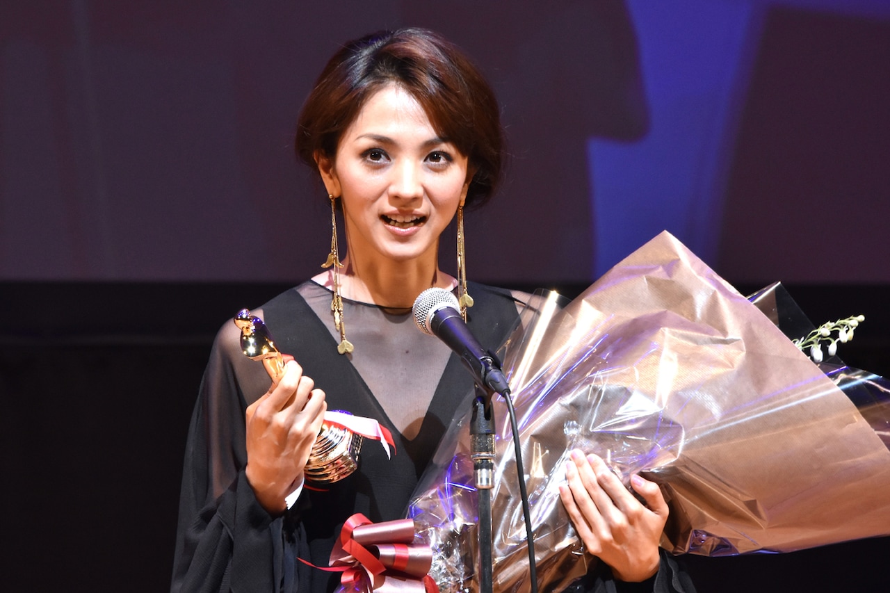 満島ひかり、批評家大賞授賞式で「素直にがんばっていきたい」と決意新たに