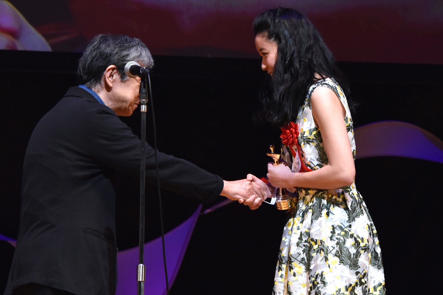 第25回日本映画批評家大賞実写部門の授賞式の様子。