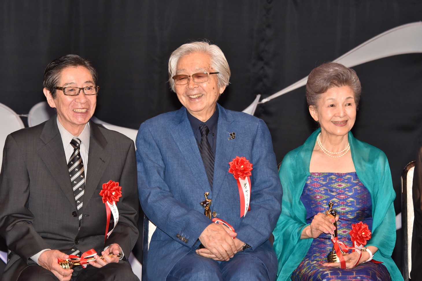 談笑する山田洋次（中）と浜田光夫（左）。