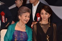 満島ひかり（右）に声をかける草村礼子（左）。