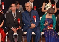 山田洋次（下中）に声をかける浅野忠信（上左）。