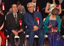 山田洋次（下中）に声をかける浅野忠信（上左）。