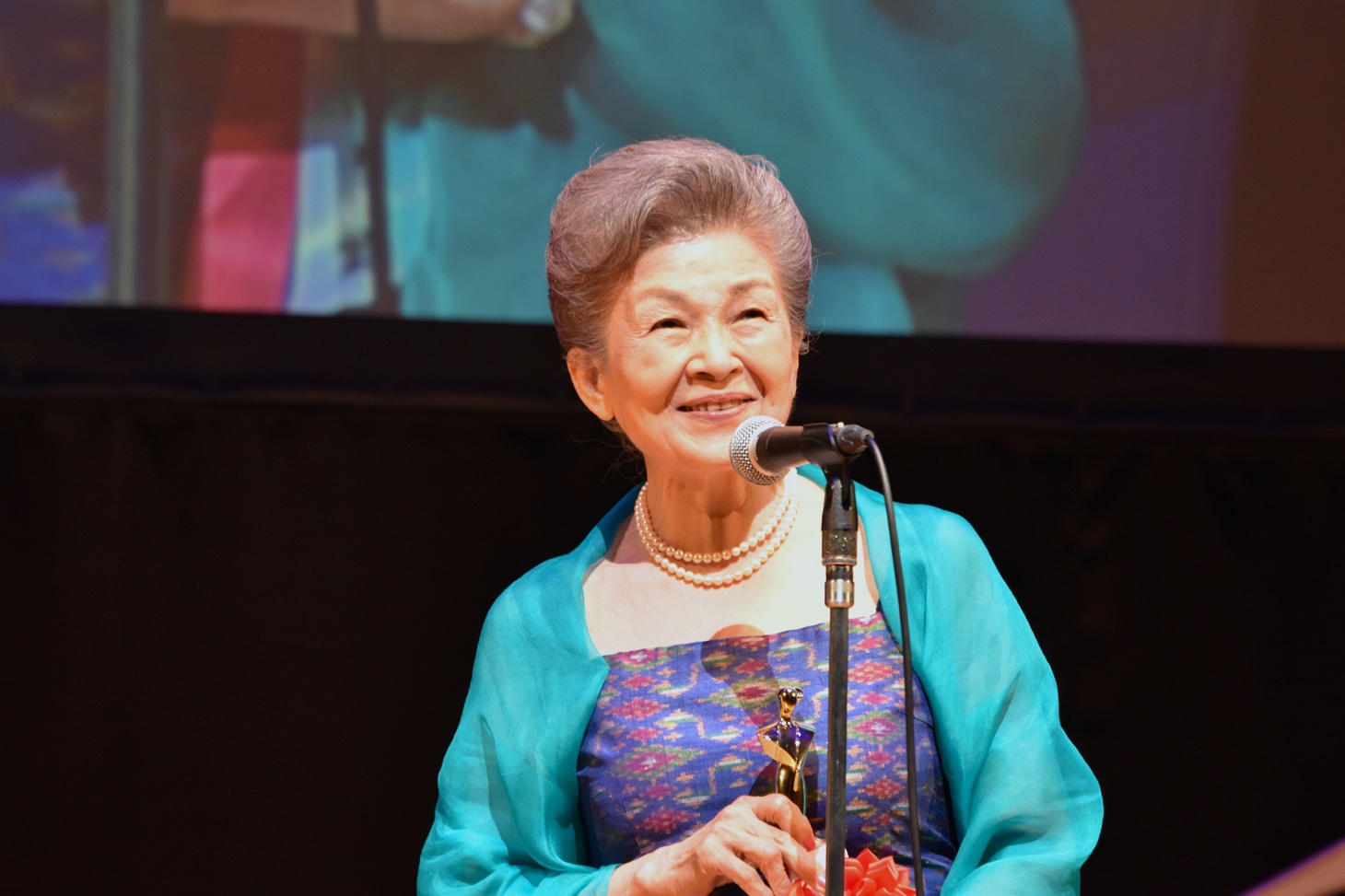 草村礼子