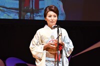 ゴールデン・グローリー賞を受賞した仁科亜季子。