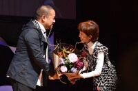 うつみ宮土理（右）から花束を受け取る大根仁（左）。