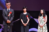 「ソロモンの偽証」で監督賞を受賞した成島出（左）と同作で新人賞に選ばれた藤野涼子（右）、板垣瑞生（中）。