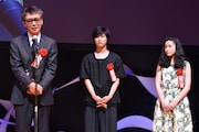 「ソロモンの偽証」で監督賞を受賞した成島出(左)と同作で新人賞に選ばれた藤野涼子(右)、板垣瑞生(中)。