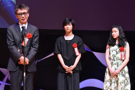「ソロモンの偽証」で監督賞を受賞した成島出(左)と同作で新人賞に選ばれた藤野涼子(右)、板垣瑞生(中)。