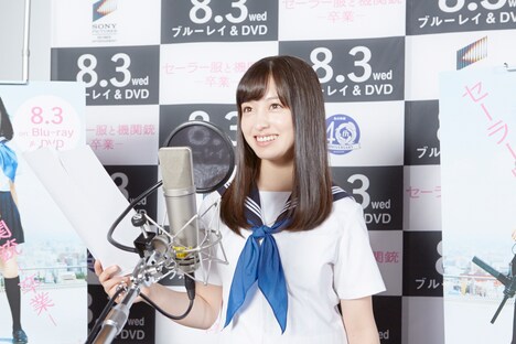 「セーラー服と機関銃 -卒業-」特典CDのオリジナルメッセージボイス収録に挑んだ橋本環奈。