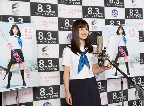 「セーラー服と機関銃 -卒業-」特典CDのオリジナルメッセージボイス収録に挑んだ橋本環奈。