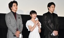 「オオカミ少女と黒王子」の初日舞台挨拶より、（左から）山崎賢人、二階堂ふみ、鈴木伸之。