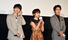 「オオカミ少女と黒王子」の初日舞台挨拶より、（左から）吉沢亮、門脇麦、山崎賢人。