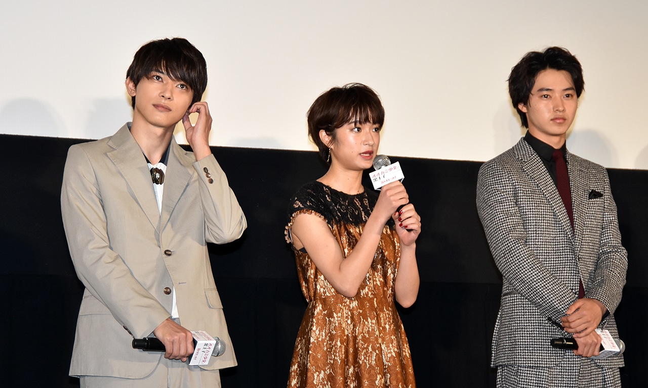 「オオカミ少女と黒王子」の初日舞台挨拶より、（左から）吉沢亮、門脇麦、山崎賢人。
