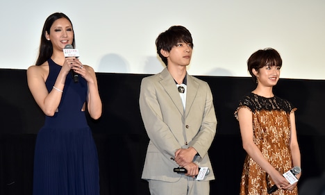 「オオカミ少女と黒王子」の初日舞台挨拶より、（左から）菜々緒、吉沢亮、門脇麦。