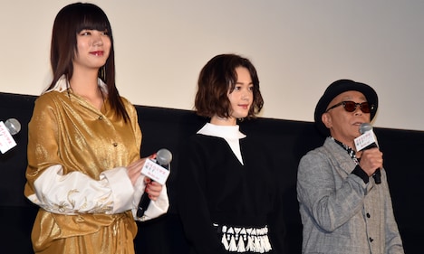 「オオカミ少女と黒王子」の初日舞台挨拶より、左から池田エライザ、玉城ティナ、廣木隆一。