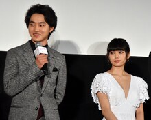 「オオカミ少女と黒王子」の初日舞台挨拶より山崎賢人（左）と二階堂ふみ（右）。