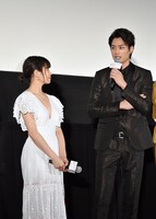 「オオカミ少女と黒王子」の初日舞台挨拶より二階堂ふみ（左）と鈴木伸之（右）。