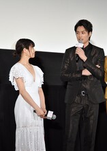 「オオカミ少女と黒王子」の初日舞台挨拶より二階堂ふみ（左）と鈴木伸之（右）。