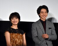 「オオカミ少女と黒王子」の初日舞台挨拶より門脇麦（左）と山崎賢人（右）。