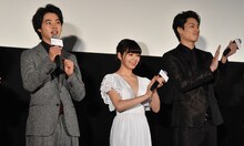 「オオカミ少女と黒王子」の初日舞台挨拶より、（左から）山崎賢人、二階堂ふみ、鈴木伸之。