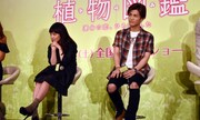 「植物図鑑 運命の恋、ひろいました」公開直前イベントより、カップルのプロポーズを見守る高畑充希(左)と岩田剛典(右)。
