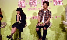 「植物図鑑 運命の恋、ひろいました」公開直前イベントより、カップルのプロポーズを見守る高畑充希（左）と岩田剛典（右）。