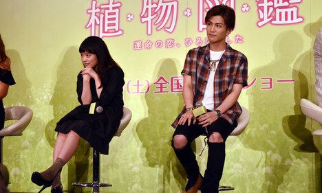 「植物図鑑 運命の恋、ひろいました」公開直前イベントより、カップルのプロポーズを見守る高畑充希(左)と岩田剛典(右)。