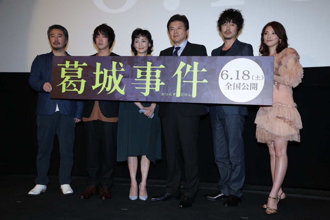 「葛城事件」舞台挨拶付き上映会の様子。左から赤堀雅秋、若葉竜也、南果歩、三浦友和、新井浩文、田中麗奈。