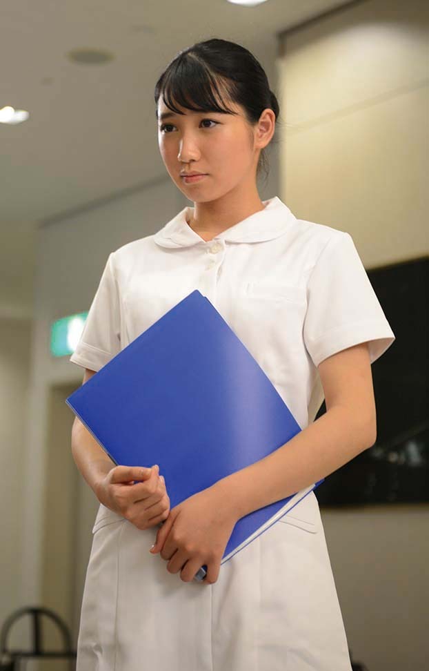 「復讐したい」初回限定版DVD封入のブックレットより、上野優華。