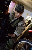 「復讐したい」初回限定版DVD封入のブックレットより、勇翔。