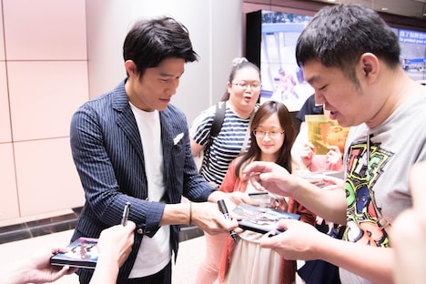 台湾桃園国際空港にてファンサービスを行った鈴木亮平。