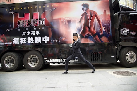 台湾・西門町にて、アドトラックと記念撮影をした鈴木亮平。