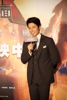 「HK/変態仮面 アブノーマル・クライシス」台湾での記者会見に出席した鈴木亮平。