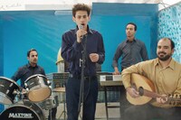 「歌声にのった少年」 (c)2015 Idol Film Production Ltd/MBC FZ LLC /KeyFilm/September Film