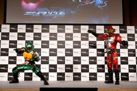 Amazonプライム・ビデオ日本オリジナル作品記者発表会より、仮面ライダーアマゾンオメガ（左）と仮面ライダーアマゾンアルファ（右）。
