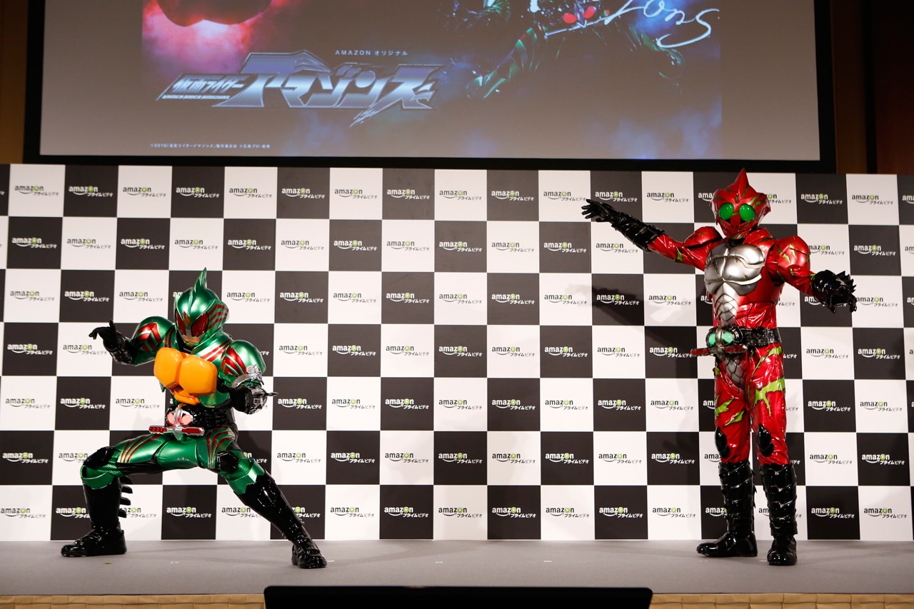 Amazonプライム・ビデオ日本オリジナル作品記者発表会より、仮面ライダーアマゾンオメガ（左）と仮面ライダーアマゾンアルファ（右）。