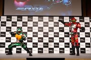 Amazonプライム・ビデオ日本オリジナル作品記者発表会より、仮面ライダーアマゾンオメガ(左)と仮面ライダーアマゾンアルファ(右)。
