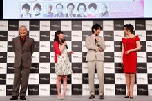 Amazonプライム・ビデオ日本オリジナル作品記者発表会より、左から小野武彦、清野菜名、ディーン・フジオカ、藤原紀香。