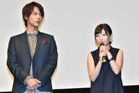 左から中川大志、伊藤沙莉。