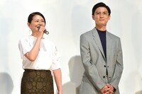 左から小泉今日子、高良健吾。