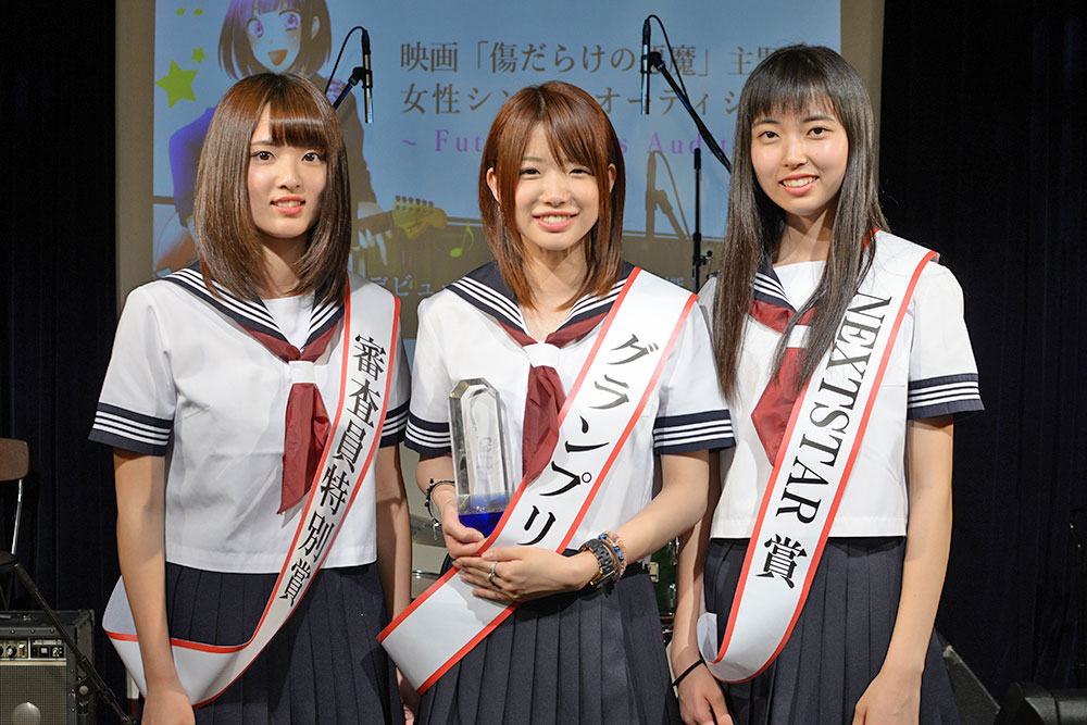 左から荒木結衣さん、菜々さん、藤咲百恵さん。